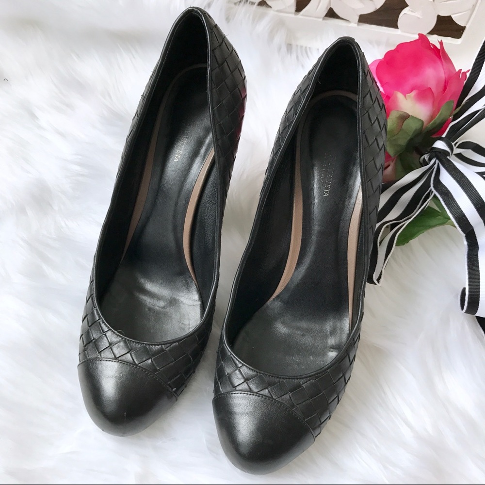 Bottega Veneta Round Toe Leather Pump Heels - Picture 3 of 8